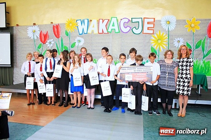 Zdjęcie w galerii na portalu naszraciborz.pl: Odebrali tablety za swój 60-sekundowy western wiadomości z regionu