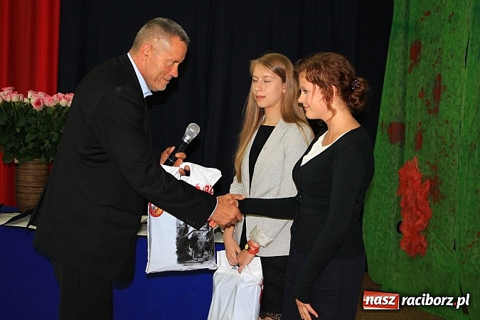 Zdjęcie w galerii na portalu naszraciborz.pl: Zakończenie roku szkolnego w SP nr 4. Wyrożniono najlepszych uczniów wiadomości z regionu