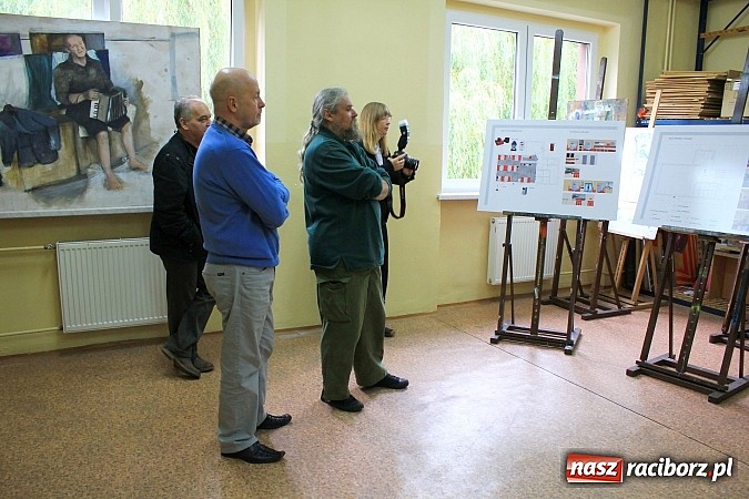 Zdjęcie w galerii na portalu naszraciborz.pl: Studenci bronili swoich prac dyplomowych wiadomości z regionu