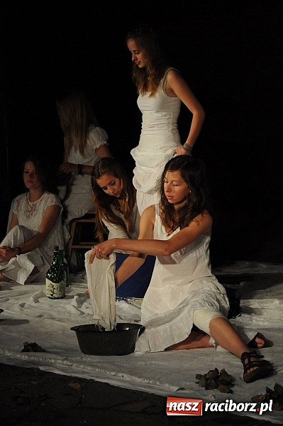 Zdjęcie w galerii na portalu naszraciborz.pl: Na zamku pokazano Świętojankę wiadomości z regionu