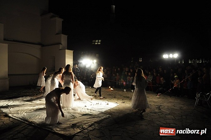 Zdjęcie w galerii na portalu naszraciborz.pl: Na zamku pokazano Świętojankę wiadomości z regionu