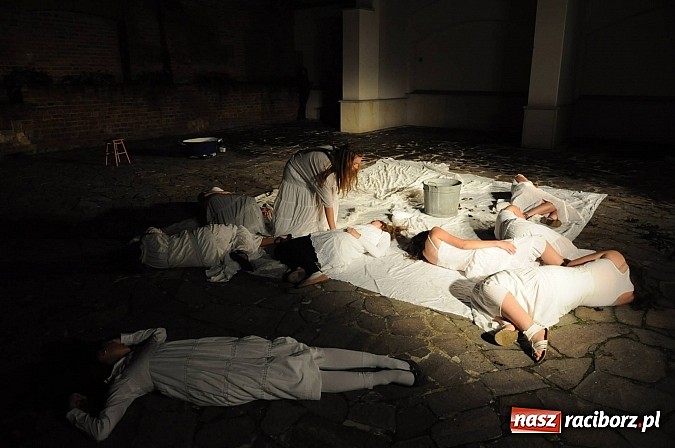 Zdjęcie w galerii na portalu naszraciborz.pl: Na zamku pokazano Świętojankę wiadomości z regionu