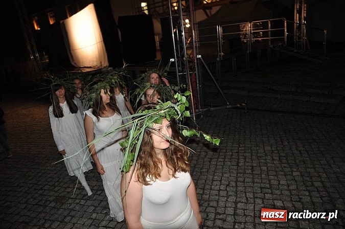 Zdjęcie w galerii na portalu naszraciborz.pl: Na zamku pokazano Świętojankę wiadomości z regionu