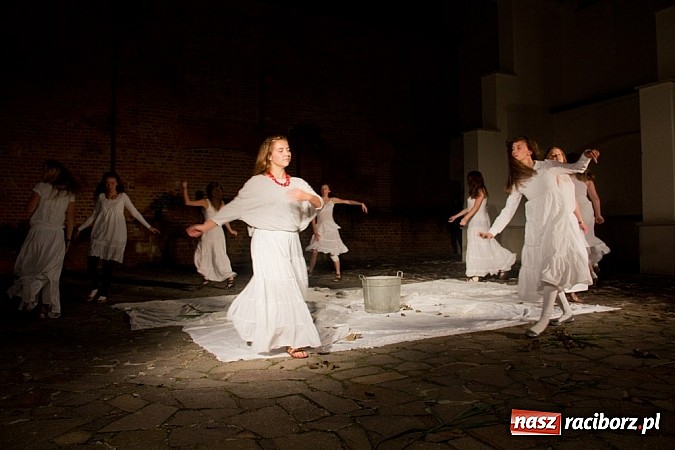 Zdjęcie w galerii na portalu naszraciborz.pl: Na zamku pokazano Świętojankę wiadomości z regionu