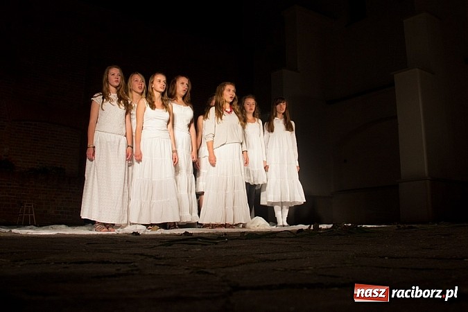 Zdjęcie w galerii na portalu naszraciborz.pl: Na zamku pokazano Świętojankę wiadomości z regionu