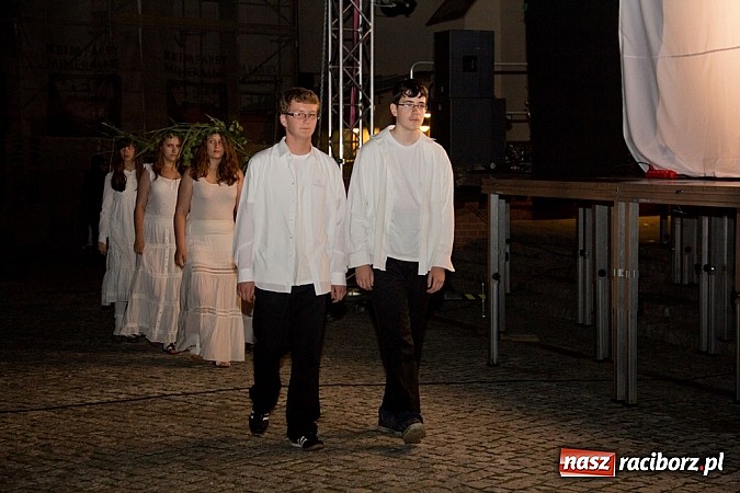 Zdjęcie w galerii na portalu naszraciborz.pl: Na zamku pokazano Świętojankę wiadomości z regionu