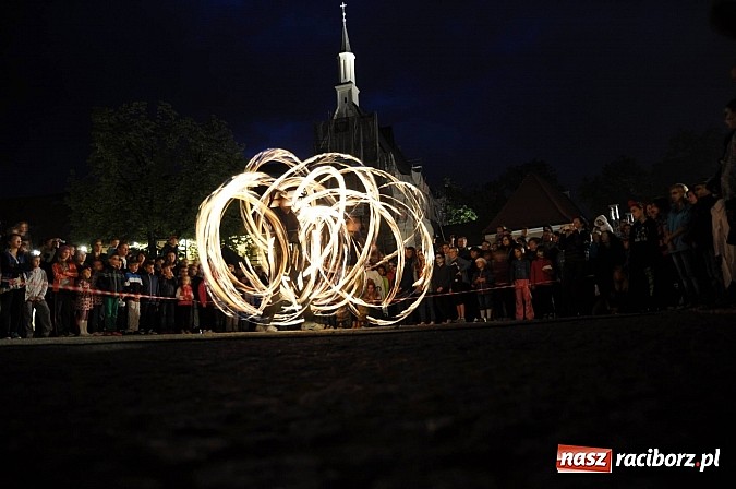 Zdjęcie w galerii na portalu naszraciborz.pl: Taniec z ogniem to prawdziwa sztuka wiadomości z regionu