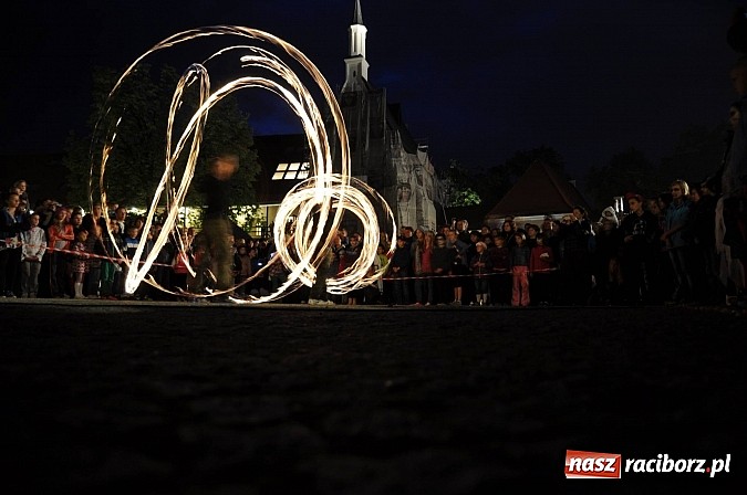 Zdjęcie w galerii na portalu naszraciborz.pl: Taniec z ogniem to prawdziwa sztuka wiadomości z regionu