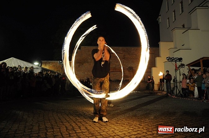 Zdjęcie w galerii na portalu naszraciborz.pl: Taniec z ogniem to prawdziwa sztuka wiadomości z regionu