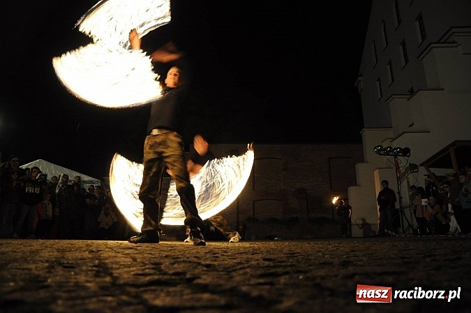 Zdjęcie w galerii na portalu naszraciborz.pl: Taniec z ogniem to prawdziwa sztuka wiadomości z regionu