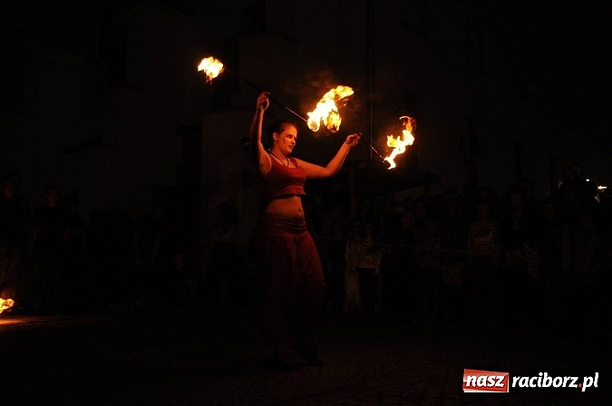 Zdjęcie w galerii na portalu naszraciborz.pl: Taniec z ogniem to prawdziwa sztuka wiadomości z regionu
