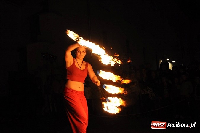 Zdjęcie w galerii na portalu naszraciborz.pl: Taniec z ogniem to prawdziwa sztuka wiadomości z regionu