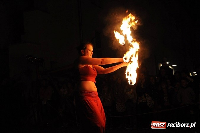 Zdjęcie w galerii na portalu naszraciborz.pl: Taniec z ogniem to prawdziwa sztuka wiadomości z regionu