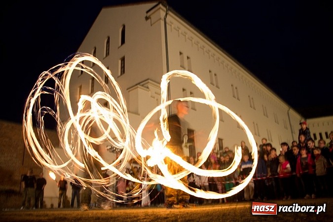 Zdjęcie w galerii na portalu naszraciborz.pl: Taniec z ogniem to prawdziwa sztuka wiadomości z regionu