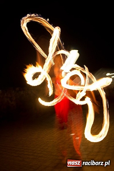 Zdjęcie w galerii na portalu naszraciborz.pl: Taniec z ogniem to prawdziwa sztuka wiadomości z regionu