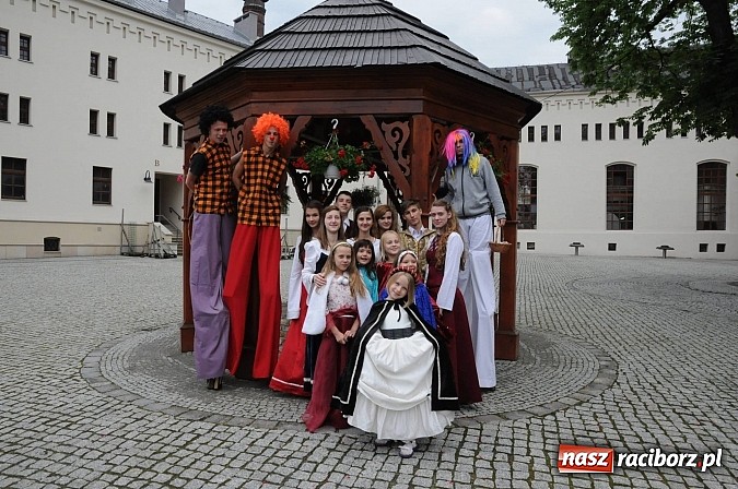 Zdjęcie w galerii na portalu naszraciborz.pl: Spora dawka tańca na powitanie wakacji wiadomości z regionu