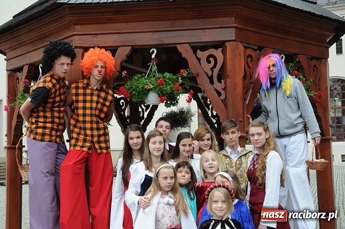 Zdjęcie w galerii na portalu naszraciborz.pl: Spora dawka tańca na powitanie wakacji wiadomości z regionu