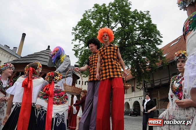 Zdjęcie w galerii na portalu naszraciborz.pl: Spora dawka tańca na powitanie wakacji wiadomości z regionu