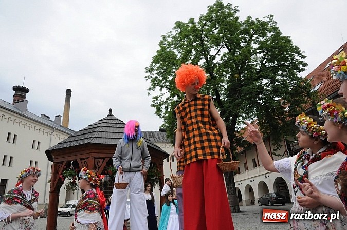Zdjęcie w galerii na portalu naszraciborz.pl: Spora dawka tańca na powitanie wakacji wiadomości z regionu