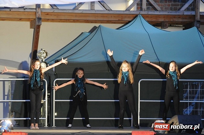Zdjęcie w galerii na portalu naszraciborz.pl: Spora dawka tańca na powitanie wakacji wiadomości z regionu