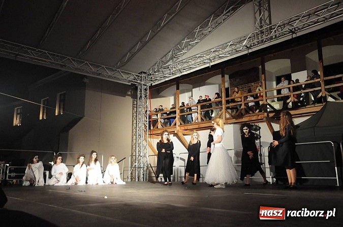 Zdjęcie w galerii na portalu naszraciborz.pl: Spora dawka tańca na powitanie wakacji wiadomości z regionu