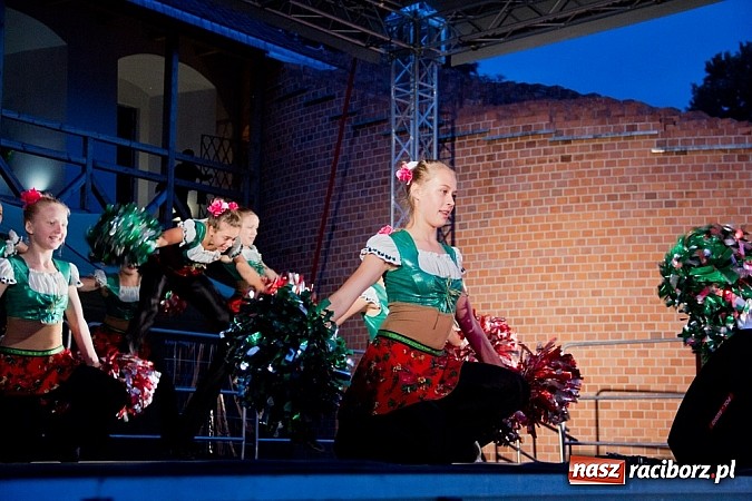 Zdjęcie w galerii na portalu naszraciborz.pl: Spora dawka tańca na powitanie wakacji wiadomości z regionu