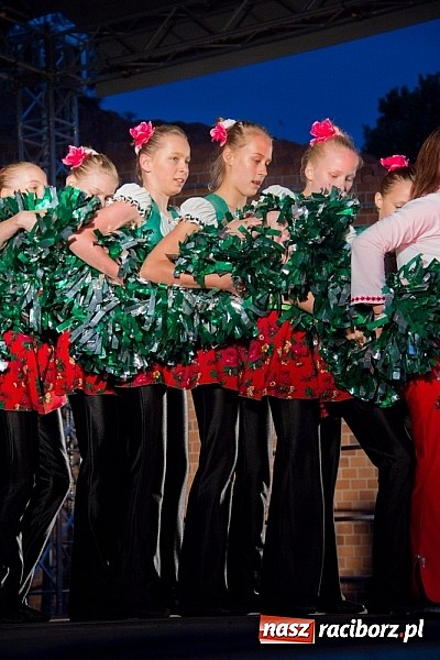 Zdjęcie w galerii na portalu naszraciborz.pl: Spora dawka tańca na powitanie wakacji wiadomości z regionu