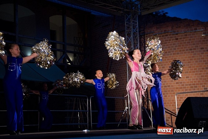 Zdjęcie w galerii na portalu naszraciborz.pl: Spora dawka tańca na powitanie wakacji wiadomości z regionu