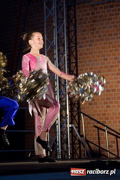 Zdjęcie w galerii na portalu naszraciborz.pl: Spora dawka tańca na powitanie wakacji wiadomości z regionu