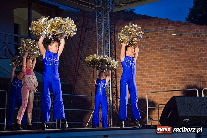 Zdjęcie w galerii na portalu naszraciborz.pl: Spora dawka tańca na powitanie wakacji wiadomości z regionu