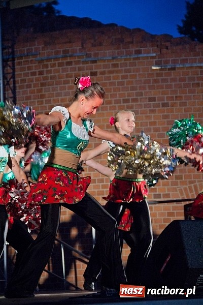 Zdjęcie w galerii na portalu naszraciborz.pl: Spora dawka tańca na powitanie wakacji wiadomości z regionu
