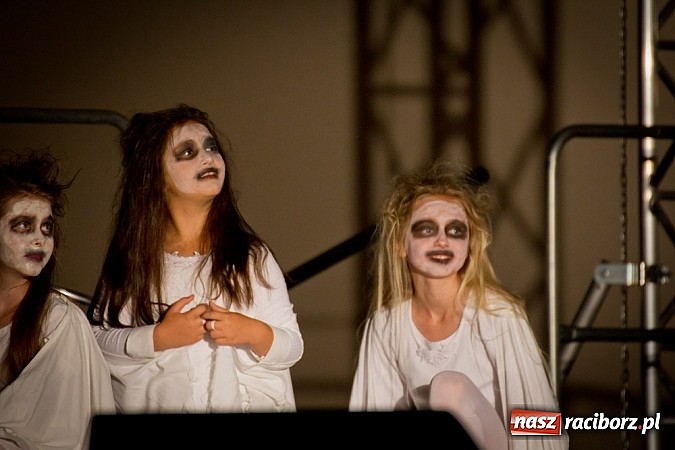 Zdjęcie w galerii na portalu naszraciborz.pl: Spora dawka tańca na powitanie wakacji wiadomości z regionu