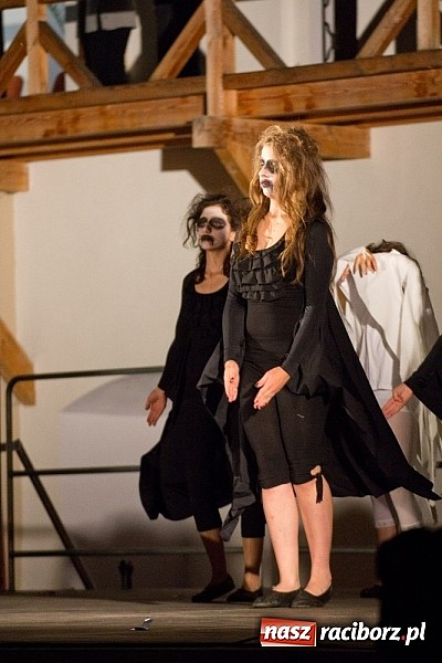 Zdjęcie w galerii na portalu naszraciborz.pl: Spora dawka tańca na powitanie wakacji wiadomości z regionu