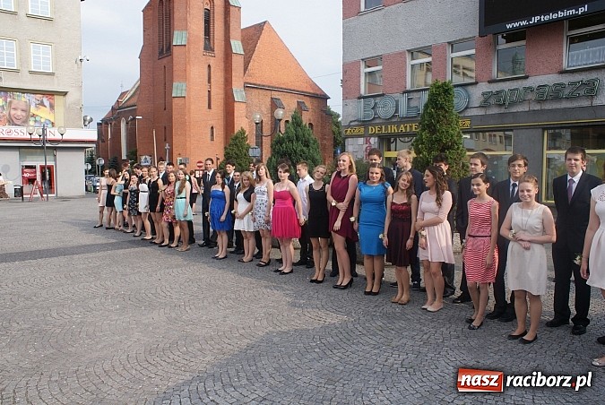 Zdjęcie w galerii na portalu naszraciborz.pl: Gimnazjum z Ostroga wprowadziło piękny zwyczaj. Polonezem na Rynku żegnali szkołę wiadomości z regionu
