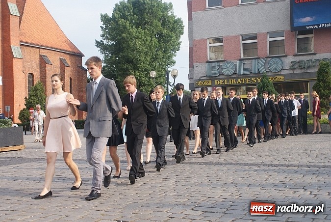 Zdjęcie w galerii na portalu naszraciborz.pl: Gimnazjum z Ostroga wprowadziło piękny zwyczaj. Polonezem na Rynku żegnali szkołę wiadomości z regionu