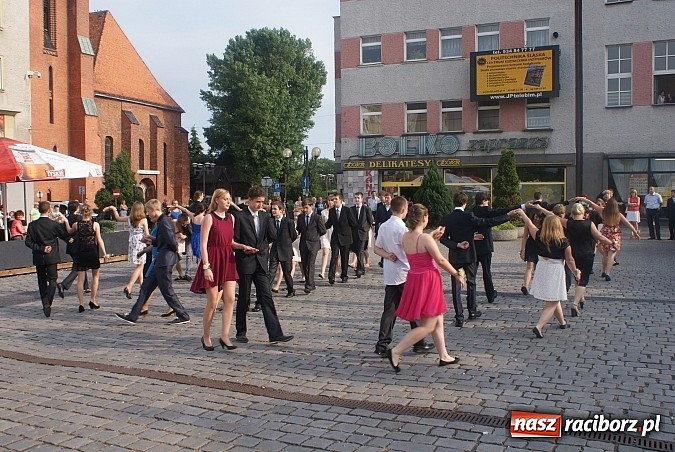 Zdjęcie w galerii na portalu naszraciborz.pl: Gimnazjum z Ostroga wprowadziło piękny zwyczaj. Polonezem na Rynku żegnali szkołę wiadomości z regionu