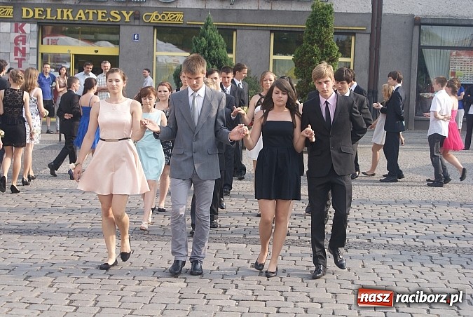 Zdjęcie w galerii na portalu naszraciborz.pl: Gimnazjum z Ostroga wprowadziło piękny zwyczaj. Polonezem na Rynku żegnali szkołę wiadomości z regionu