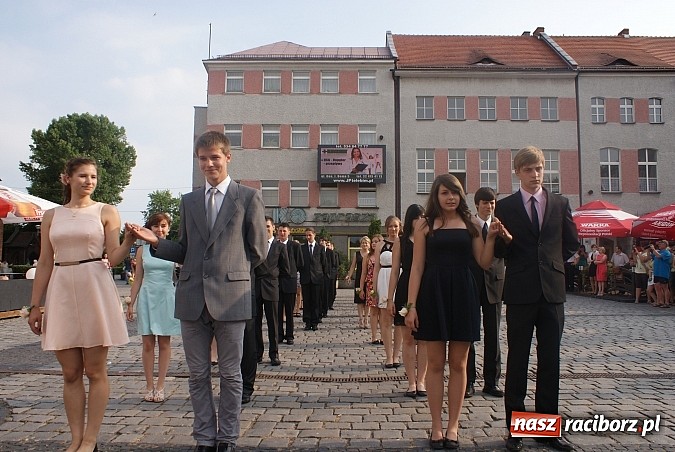Zdjęcie w galerii na portalu naszraciborz.pl: Gimnazjum z Ostroga wprowadziło piękny zwyczaj. Polonezem na Rynku żegnali szkołę wiadomości z regionu