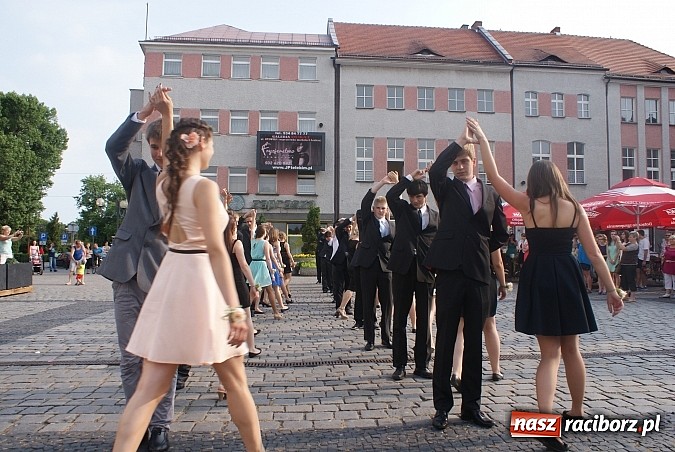 Zdjęcie w galerii na portalu naszraciborz.pl: Gimnazjum z Ostroga wprowadziło piękny zwyczaj. Polonezem na Rynku żegnali szkołę wiadomości z regionu