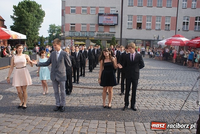Zdjęcie w galerii na portalu naszraciborz.pl: Gimnazjum z Ostroga wprowadziło piękny zwyczaj. Polonezem na Rynku żegnali szkołę wiadomości z regionu