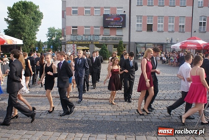 Zdjęcie w galerii na portalu naszraciborz.pl: Gimnazjum z Ostroga wprowadziło piękny zwyczaj. Polonezem na Rynku żegnali szkołę wiadomości z regionu