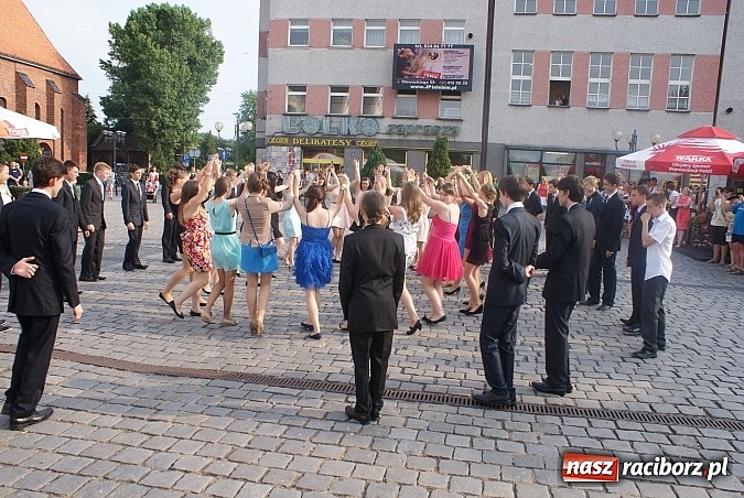 Zdjęcie w galerii na portalu naszraciborz.pl: Gimnazjum z Ostroga wprowadziło piękny zwyczaj. Polonezem na Rynku żegnali szkołę wiadomości z regionu