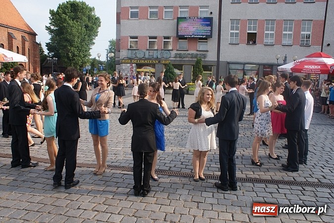 Zdjęcie w galerii na portalu naszraciborz.pl: Gimnazjum z Ostroga wprowadziło piękny zwyczaj. Polonezem na Rynku żegnali szkołę wiadomości z regionu