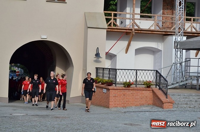 Zdjęcie w galerii na portalu naszraciborz.pl: Piłkarki Kanady zwiedziły raciborski zamek wiadomości z regionu