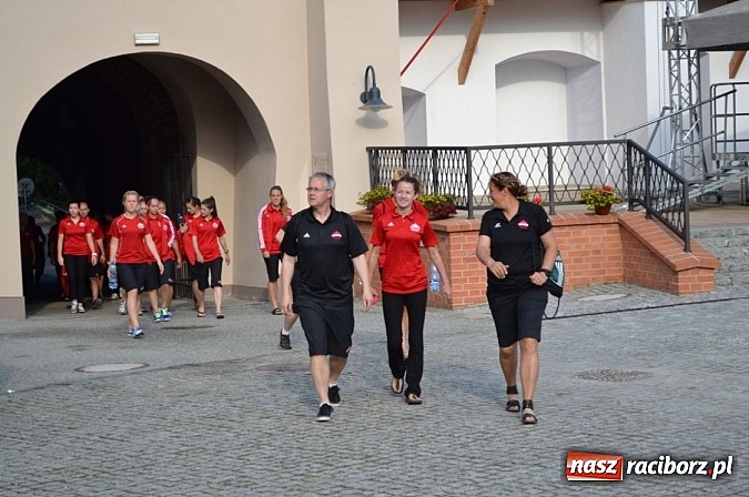 Zdjęcie w galerii na portalu naszraciborz.pl: Piłkarki Kanady zwiedziły raciborski zamek wiadomości z regionu