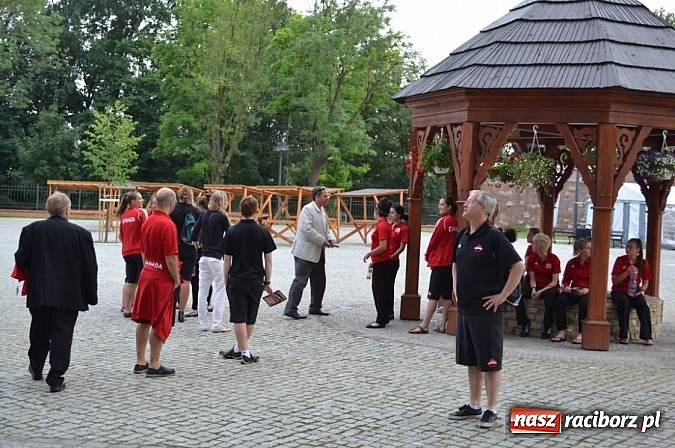 Zdjęcie w galerii na portalu naszraciborz.pl: Piłkarki Kanady zwiedziły raciborski zamek wiadomości z regionu