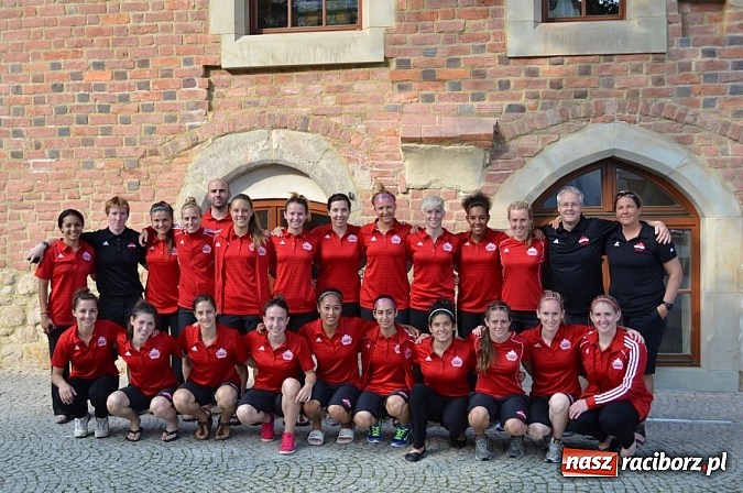 Zdjęcie w galerii na portalu naszraciborz.pl: Piłkarki Kanady zwiedziły raciborski zamek wiadomości z regionu