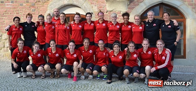 Zdjęcie w galerii na portalu naszraciborz.pl: Piłkarki Kanady zwiedziły raciborski zamek wiadomości z regionu