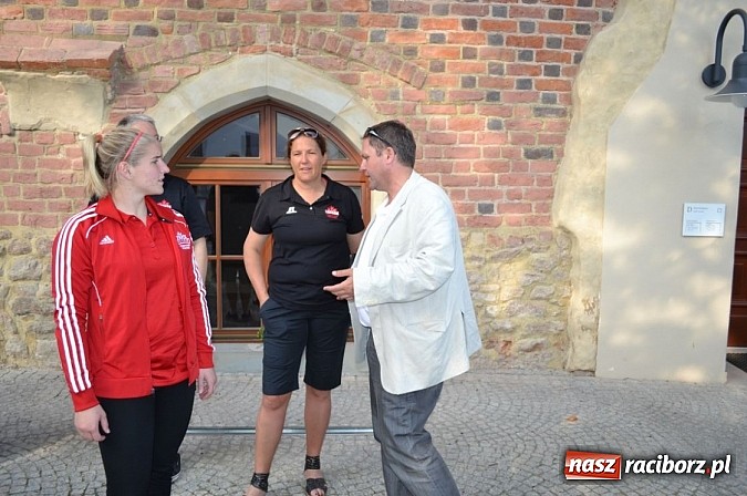 Zdjęcie w galerii na portalu naszraciborz.pl: Piłkarki Kanady zwiedziły raciborski zamek wiadomości z regionu