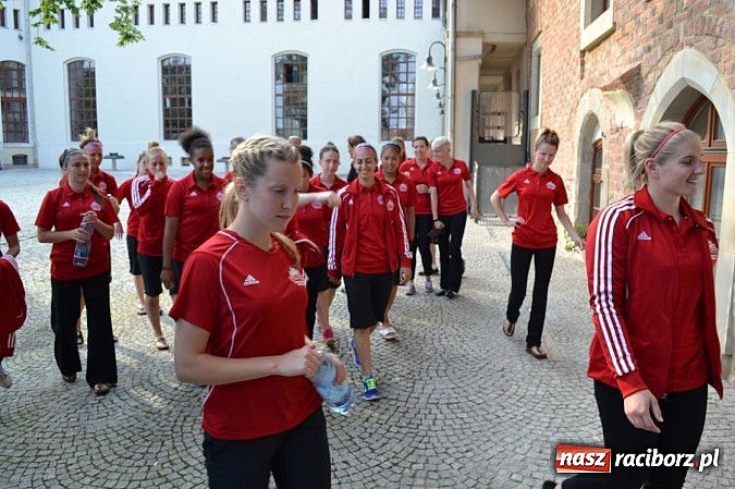 Zdjęcie w galerii na portalu naszraciborz.pl: Piłkarki Kanady zwiedziły raciborski zamek wiadomości z regionu